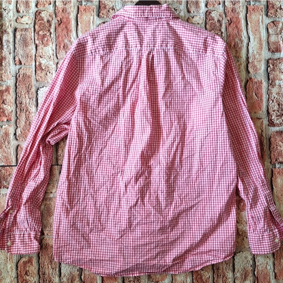 VINEYARD VINES | Men's Arawak Gingham Classic Tucker Shirt - Strawberry/White - Picture 5 of 13
